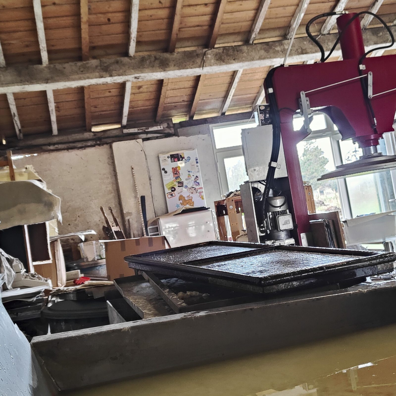 La cuve et la forme dans l'atelier.